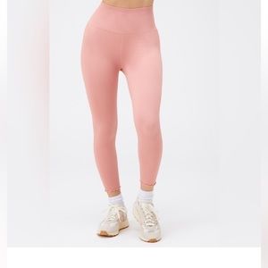NEW Spiritual Gangster “Love Sculpt” 7/8
Ribbed and scalloped Leggings in Rose